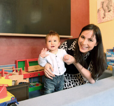 Wartezimmer lachende Mutter mit winkendem Kind