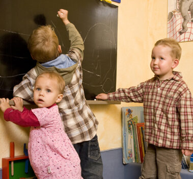 Kinder malen auf Tafel im Wartezimmer
