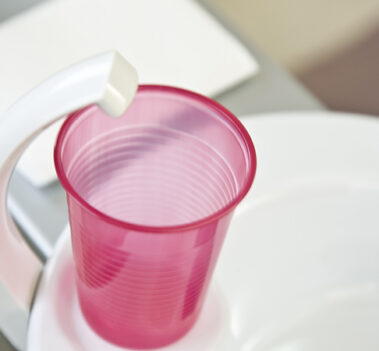 Becher für Mundspülung am Zahnarztstuhl