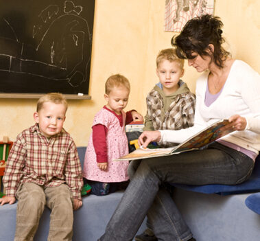Wartezimmer Mutter liest Kindern vor