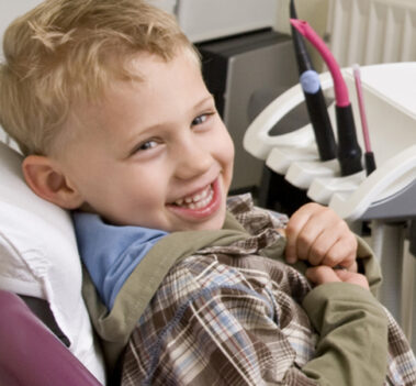 lachendes Kind während der zahnärztlichen Behandlung