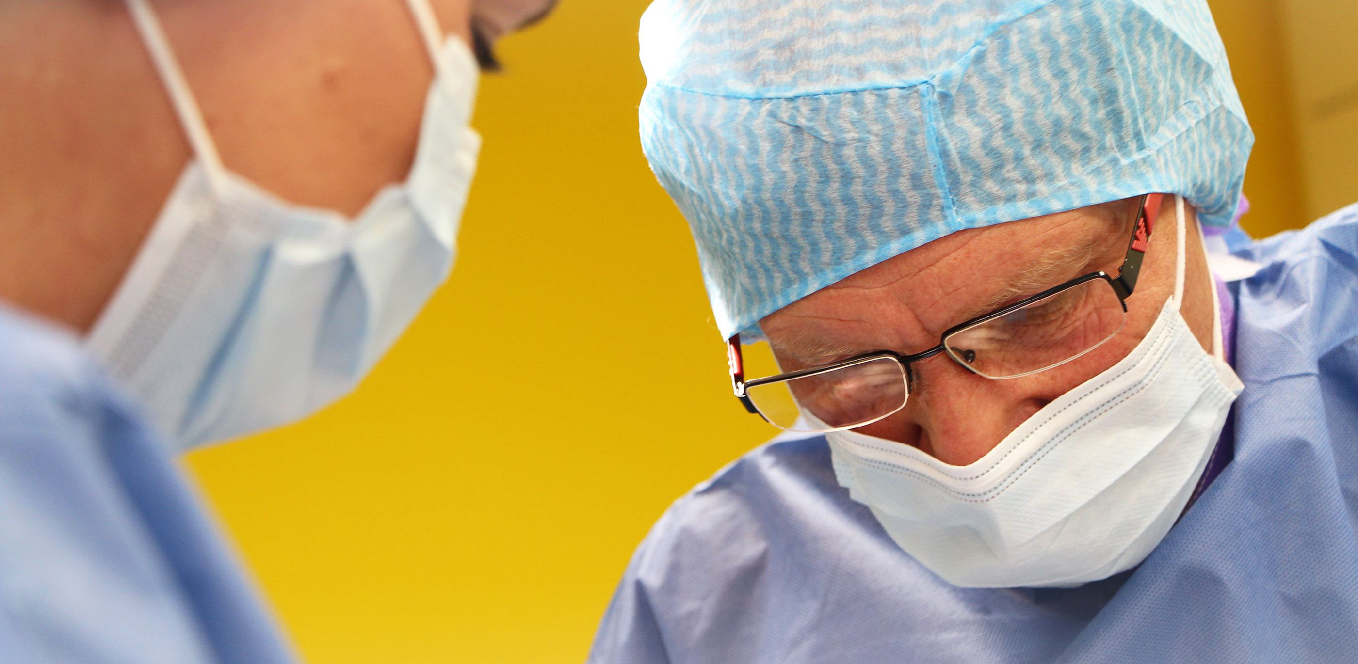 Dr. Max-Josef Wagner während OP Mundschutz Haube Implantation Ausschnitt