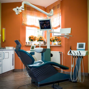Zahnarztstuhl mit gesamter Behandlereinheit und Blumen