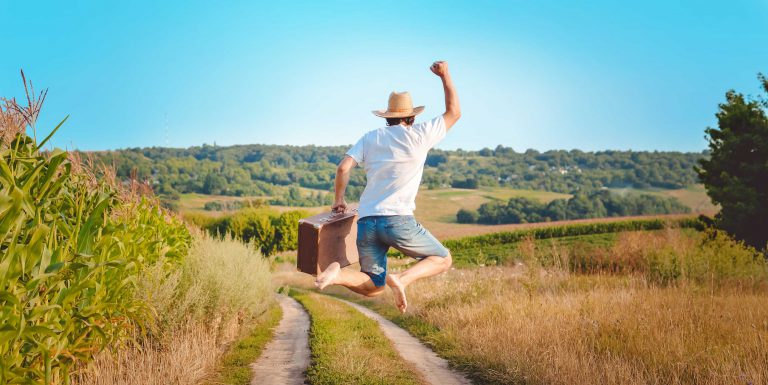 Person geht in den Urlaub