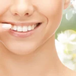 lächelnde junge Frau mit Füllungen