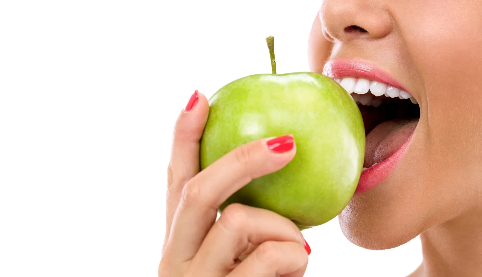 junge Frau beißt in grünen Apfel gesunde Zähne mit Prophylaxe