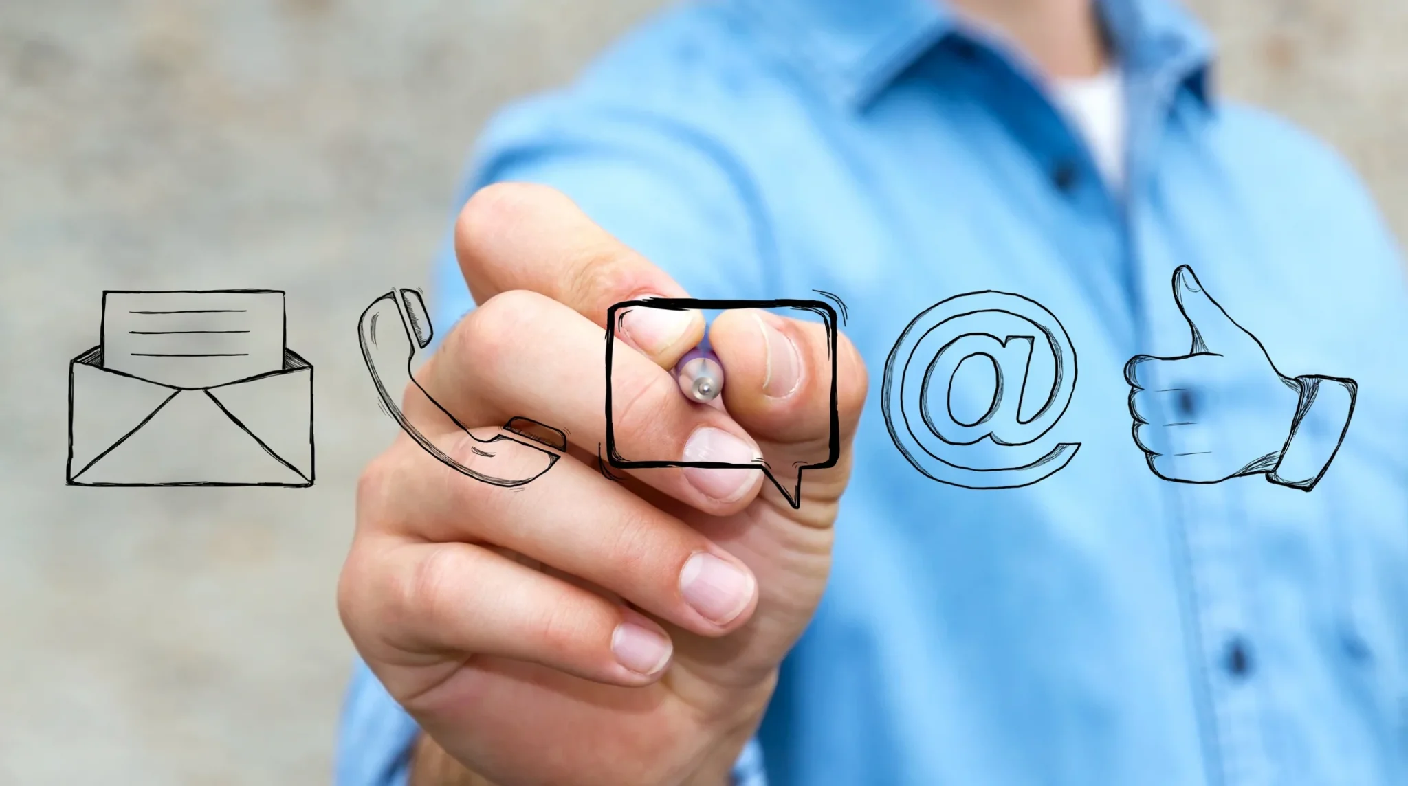 auf Bildschirm geschrieben Kontaktdaten Email Telefon Homepage Social Media