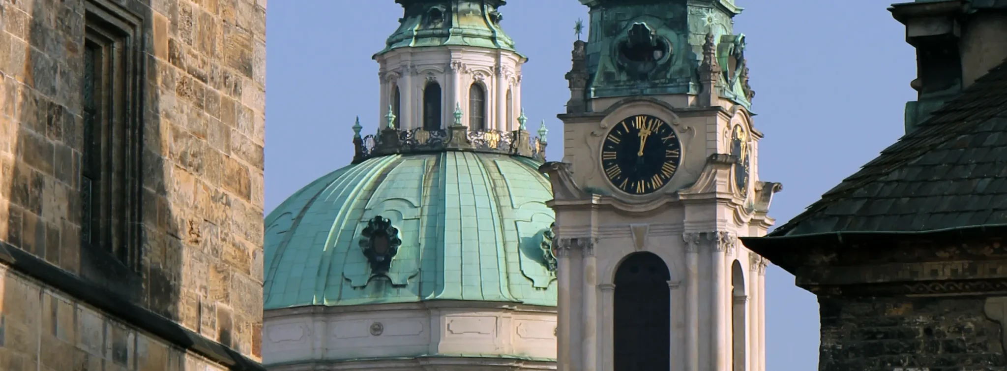 Kirchturmuhr auf antiken Gebäuden